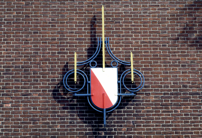 834833 Afbeelding van het smeedijzeren stadswapen op het politiebureau Tolsteeg (Tolsteegbrug 1) te Utrecht.